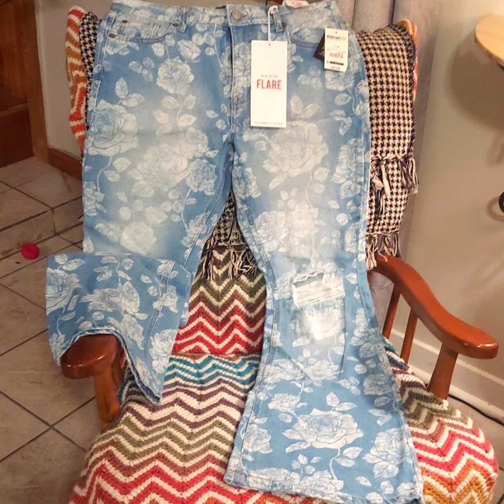 Celebrity Pink mid-rise flare bellbottom rose print hippie boho jeans women's 11